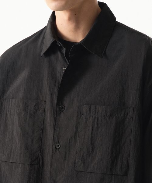Shop Musinsa Standard [City Leisure] 轻量宽松尼龙衬衫 [黑色] MMESL3Z02-BK