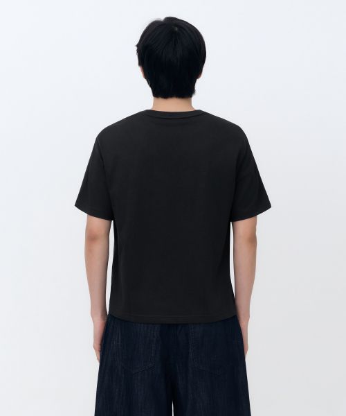 Lookbook 무신사 스탠다드 쿨 스탠다드 레귤러 크롭 티셔츠 블랙 MMFTS4A24-BK