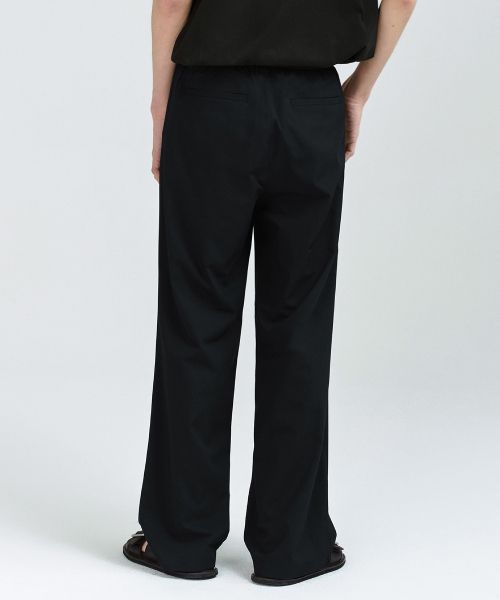 Lookbook MUSINSA STANDARD [Coolstandard] 一褶宽松松紧西裤 [黑色] MMCPL5Z10-BK