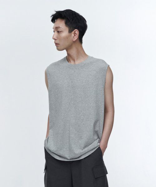 Lookbook MUSINSA STANDARD クールスタンダード リラックス ノースリーブ トップス ミディアムグレー MMBTS6Z12-MR