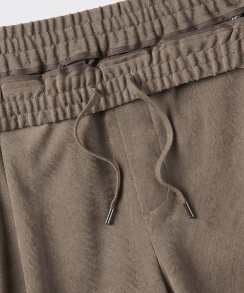 Lookbook MUSINSA STANDARD 刷毛單摺寬版鬆緊腰長褲［棕色］ MMDPCAZ13-BR