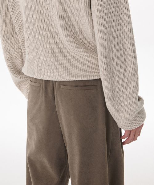 Shop MUSINSA STANDARD 刷毛單摺寬版鬆緊腰長褲［棕色］ MMDPCAZ13-BR