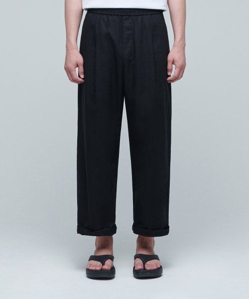 Lookbook MUSINSA STANDARD 棉麻宽松褶皱长裤 [黑色] MMBPC4Z03-BK