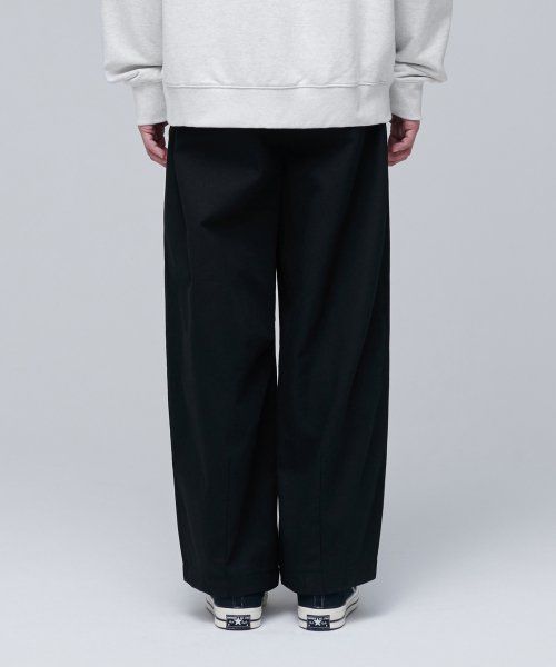 Lookbook MUSINSA STANDARD 棉質寬版氣球褲（黑色） MMAPC9Z07-BK