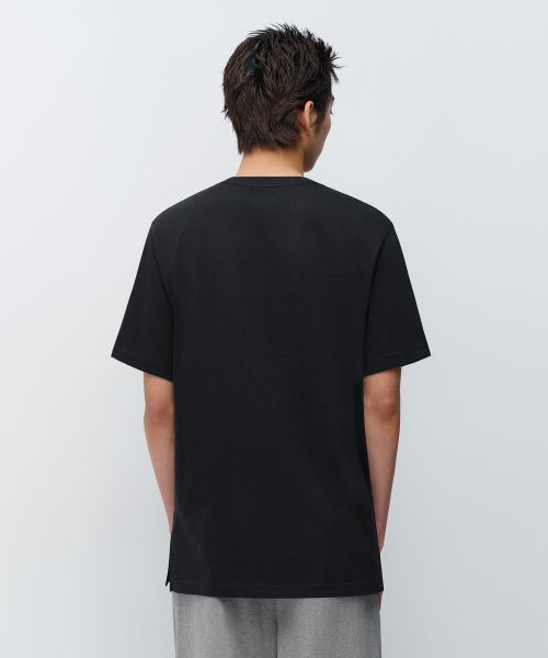 Lookbook MUSINSA STANDARD Kaos Layer Crew Neck Hitam - Panjang Regular MMATS4Z03-BK