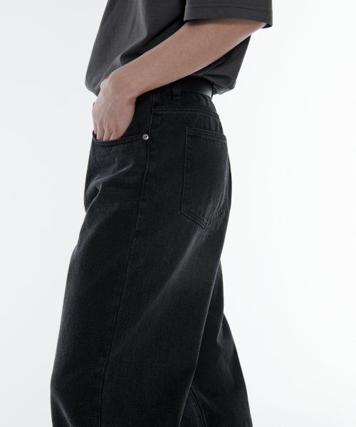 Lookbook MUSINSA STANDARD 寬鬆直筒牛仔褲【水洗黑】 MMCNP0Z19-WC