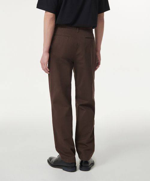 Lookbook Musinsa Standard One Tuck Regular Fit Chino Pants [Baroque Brown] MMAPC9Z06-QB