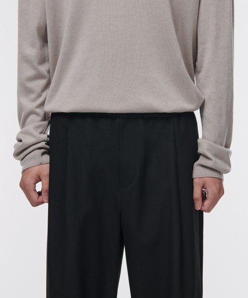 Lookbook MUSINSA STANDARD 單摺寬版鬆緊腰西裝褲（黑色） MMCPL3Z11-BK