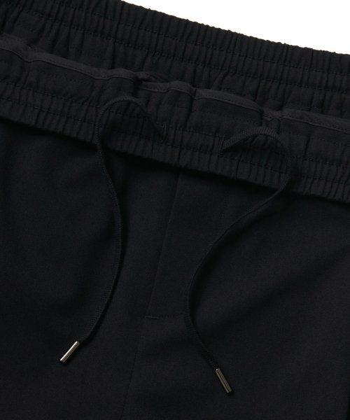 Shop MUSINSA STANDARD 單摺寬版鬆緊腰西裝褲（黑色） MMCPL3Z11-BK