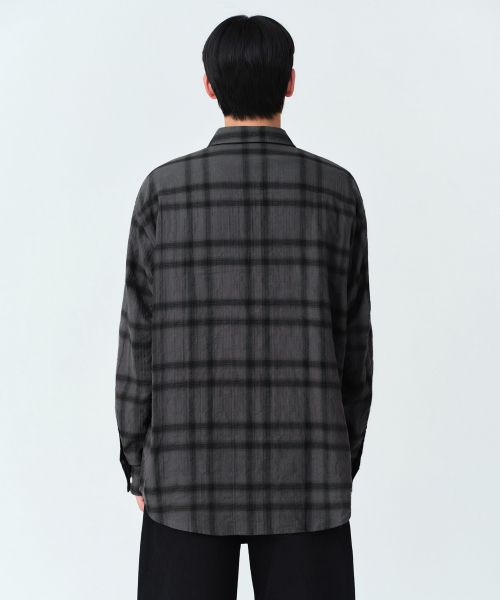 Lookbook Musinsa Standard Relaxed Crinkle Ombre Check Shirt 2 [Dark Grey/Black] MMFSL5A11-W3