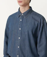 Shop MUSINSA STANDARD 宽松版牛仔衬衫(中靛蓝) MMDNS4Z12-MI