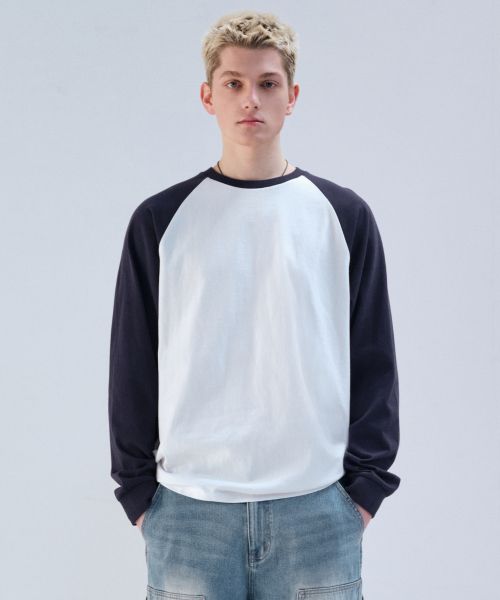Musinsa Standard Relaxed Fit Raglan Long Sleeve T-Shirt [White/Navy] MMETL4Z04-73