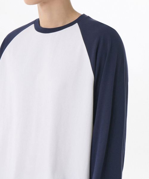 Lookbook Musinsa Standard Relaxed Fit Raglan Long Sleeve T-Shirt [White/Navy] MMETL4Z04-73