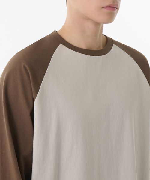 Lookbook Musinsa Standard Kaos Raglan Lengan Panjang Relaxed Rib [Mushroom/Brown] MMETL4Z04-Z4