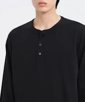 Shop Camiseta Henley de manga larga con puños acanalados Musinsa Standard negra MMETL5B03-BK