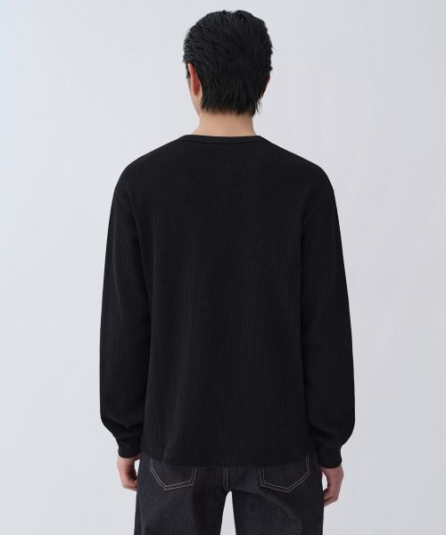 Lookbook MUSINSA STANDARD 華夫格亨利領長袖 T 恤【黑色】 MMFTL4B04-BK