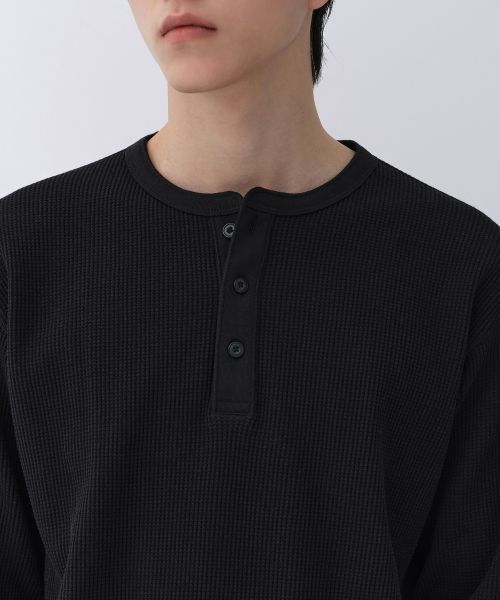 Shop MUSINSA STANDARD 華夫格亨利領長袖 T 恤【黑色】 MMFTL4B04-BK