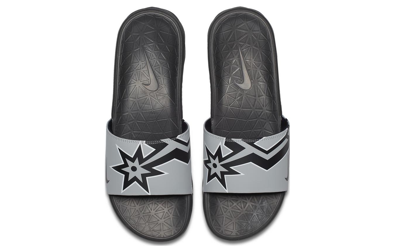 Lookbook NBA x 耐克 Benassi Solarsoft '马刺'拖鞋 917551-001