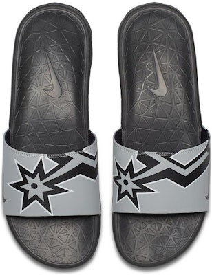 NBA x Nike Benassi Solarsoft 'Spurs' Sandal Pria Hitam 917551-001 Lookbook NBA x Nike Benassi Solarsoft 'Spurs' Sandal Pria Hitam 917551-001