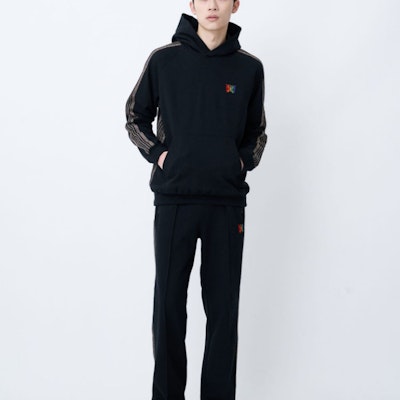 Needles x STUDIOUS 刺繡蝴蝶條紋黑色衛衣 (男款)。 MR450 Sizing Needles x STUDIOUS 刺繡蝴蝶條紋黑色衛衣 (男款)。 MR450