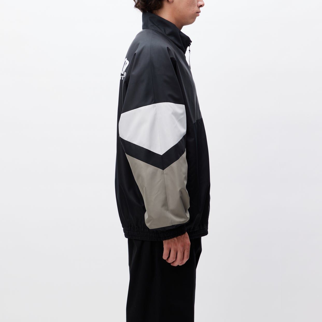 Shop NEIGHBORHOOD 字母印花拼色運動外套. 232AQNH-JKM01