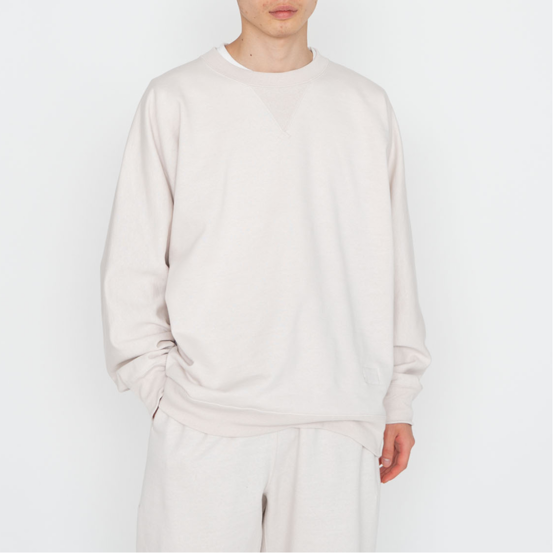 Lookbook NEIGHBORHOOD Solid Crewneck Pullover Sweatshirt Warna Putih Gading. SUHS417-ST