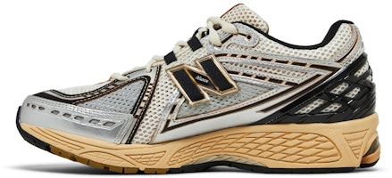 New Balance 1906R 'Vintage Silver' Sepatu Retro Perak M1906RAV Lookbook New Balance 1906R 'Vintage Silver' Sepatu Retro Perak M1906RAV