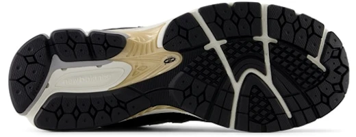 Shop New Balance 2002R ''Schwarz Gold'' M2002RPO-D