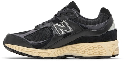 New Balance 2002R 'Leather Pack - Hitam Vintage' M2002RIB Lookbook New Balance 2002R 'Leather Pack - Hitam Vintage' M2002RIB