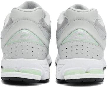 New Balance 2002R 'Gris Claro Menta' M2002RCM Lookbook New Balance 2002R 'Gris Claro Menta' M2002RCM