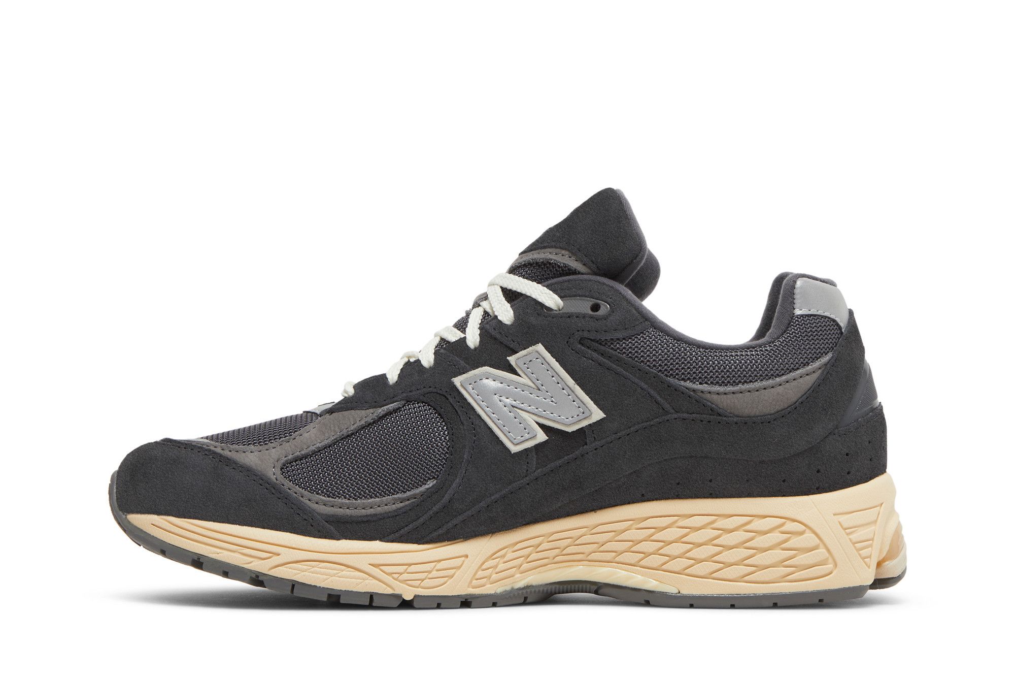 Shop New Balance 2002R 黑色深灰 M2002RHO