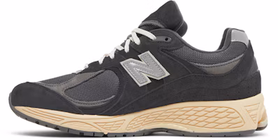Shop New Balance 2002R 黑色深灰 M2002RHO