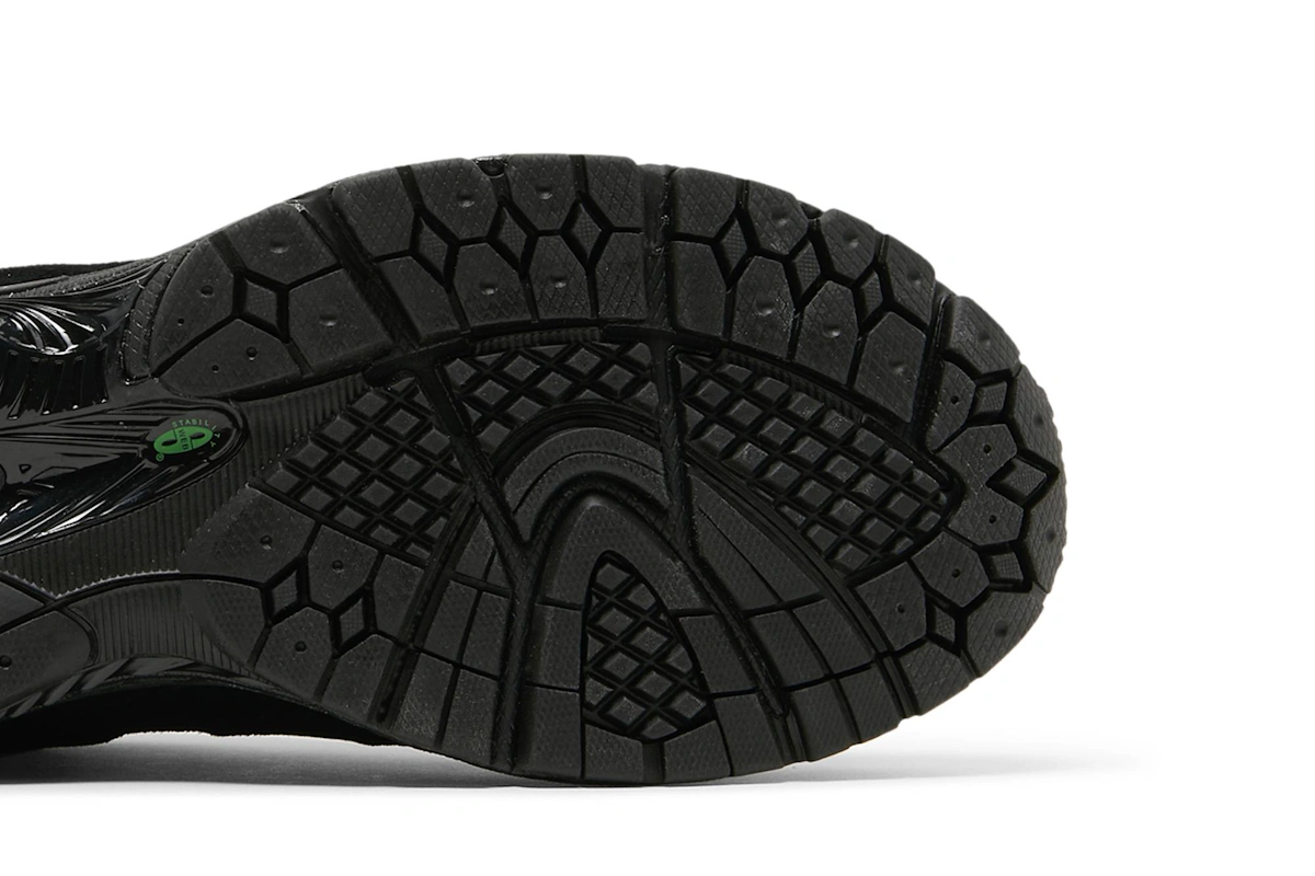 New Balance 2002R Black Green ML2002RO