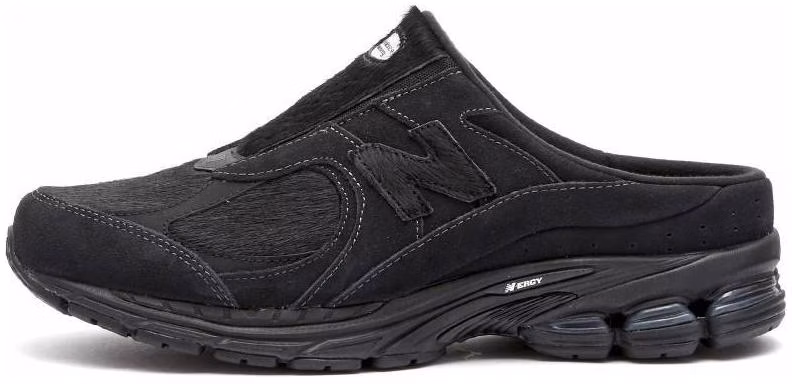 new-balance-2002-r-mule-triple-black