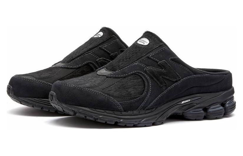 Shop New Balance 2002R 拖鞋『全黑』M2002RMR