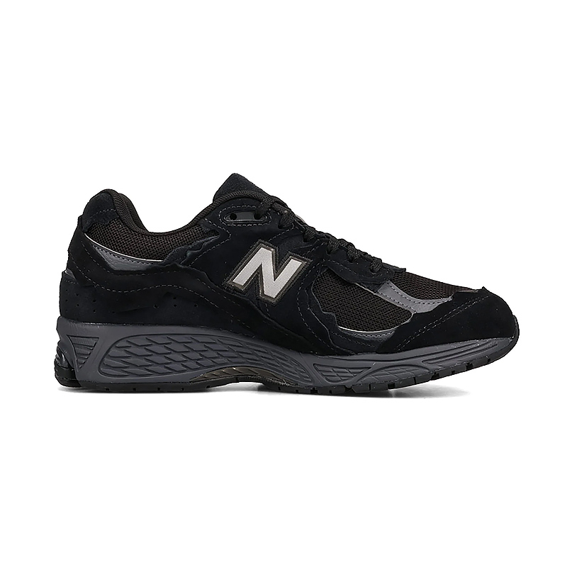 Shop New Balance 2002R 复古运动鞋 U20023MB