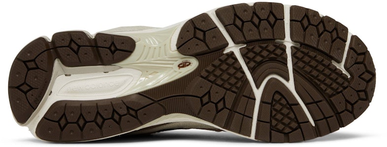 SSENSE 단독, 뉴발란스 2002R 코듀로이 M2002RSS Shop SSENSE 단독, 뉴발란스 2002R 코듀로이 M2002RSS