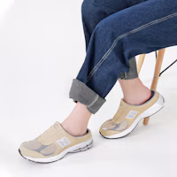 Details for New Balance NB 2002RM 半拖輕便 低筒 運動休閒鞋 男款 淺奶慄色