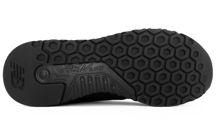 Shop New Balance NB 247 低幫 跑步鞋 男款 純黑