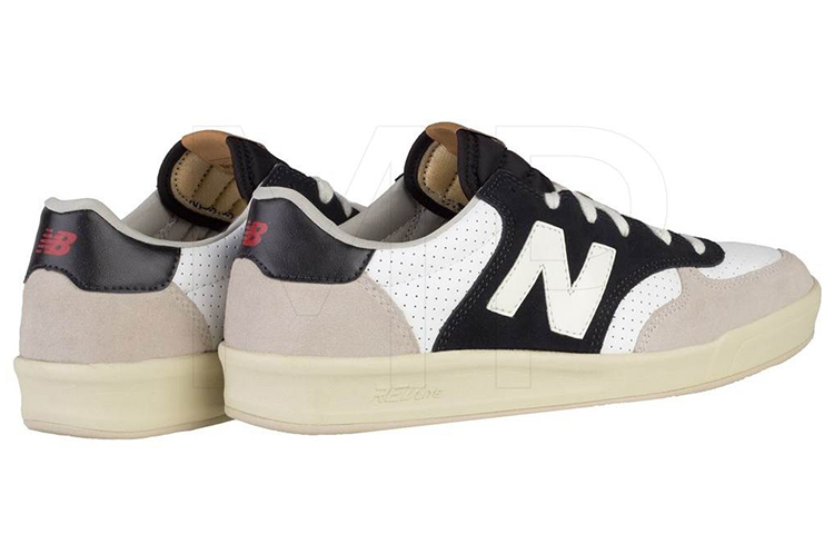 Shop 新百伦300经典鞋 黑/白色 CRT300CA