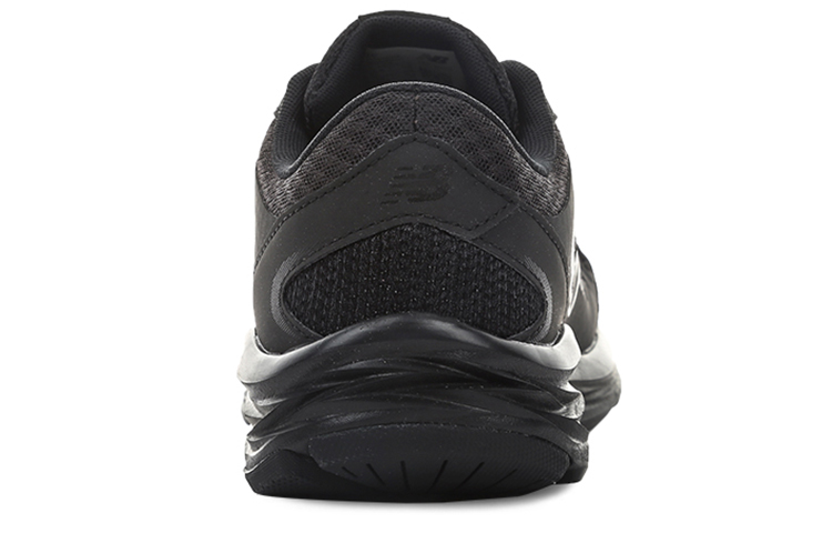 Shop New Balance 490 v4 低帮黑色跑鞋 M490CK4