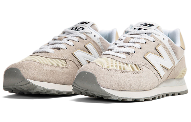 Shop New Balance 574 運動鞋 ''米白色'' U574FOG-D