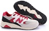 Shop New Balance NB 580 低幫 跑步鞋 男女同款 灰紅色