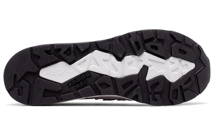 Shop New Balance 580系列运动鞋 灰色 '奶油灰白' MRT580GE