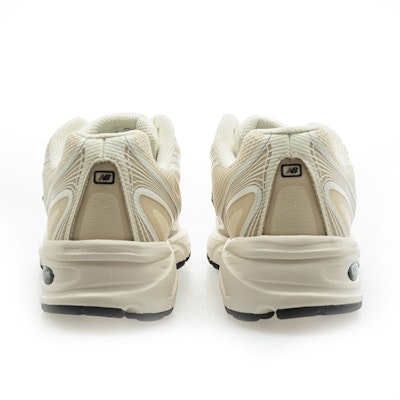 New Balance 740 复古篮球运动鞋 U740N9J9 Lookbook New Balance 740 复古篮球运动鞋 U740N9J9