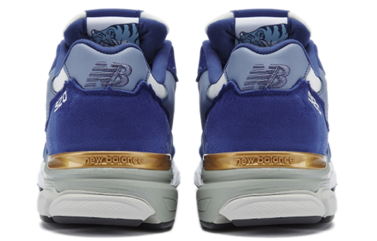 Shop New Balance 920 復古運動休閒鞋 深藍 英國製