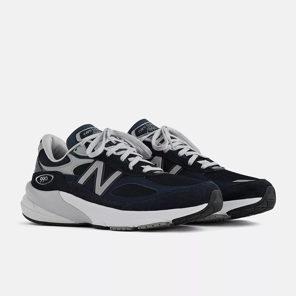 Shop New Balance 990v6 美国制休闲鞋 M990NV6-2E