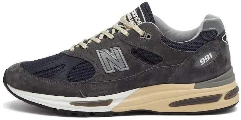 New Balance 991 V2 Made in UK Grigio Scuro Scarpe Running. U991GG2 Buy New Balance 991 V2 Made in UK Grigio Scuro Scarpe Running. U991GG2