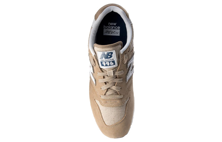 Shop New Balance 996 鞋子 米色/棕色 MRL996JY