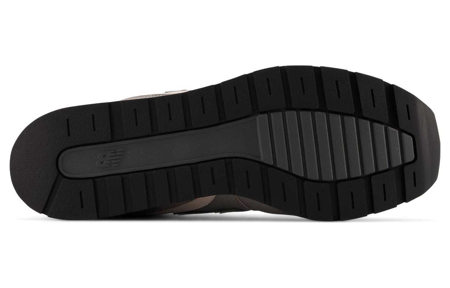 Shop 新百伦996 Gore-Tex 灰金属银色运动鞋 CM996XA2